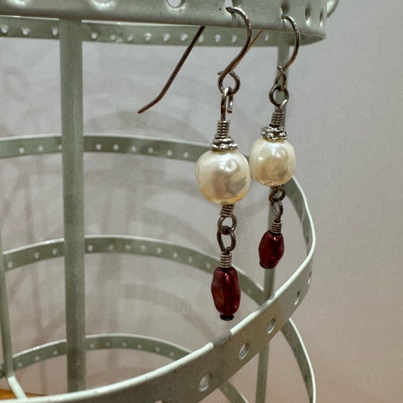Elegant Pearl and Silver tone drop Earrings - Picture 4 of 6
